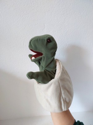 Marioneta teatru de papusi, papusa manuala - pui de dinozaur care eclozeaza din ou foto