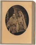 Principesa Maria a Rom&acirc;niei, &icirc;nsoţită, &icirc;n costum popular - fotografie lipită pe carton (1917), raritate