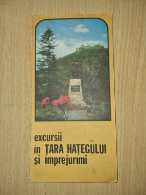 pliant prezentare - excursii in tara hategului si imprejurimi - din anul 1974 foto