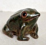 Broscuta - figurina simpatica din ceramica, decorativa, vopsita realist