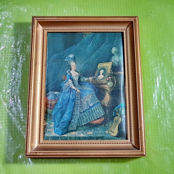 F769-Aplica mica pe matase-Doamna de epoca-interior de camera cu obiecte decor.