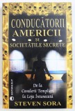 CONDUCATORII AMERICII SI SOCIETATILE SECRETE - DE LA CAVALERII TEMPLIERI LA LOJA INTUNECATA de STEVEN SORA , 2004 , PREZINTA HALOURI DE APA