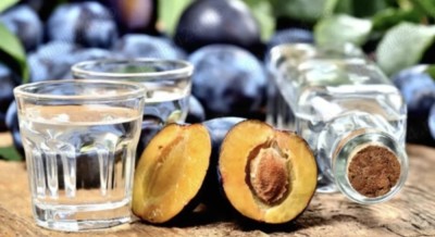 V&amp;acirc;nd țuică de prune foto