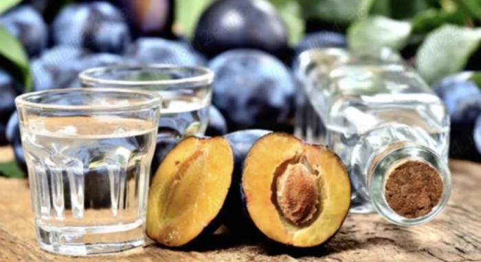 V&acirc;nd țuică de prune