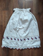 Poale (fusta) costum popular traditional vechi, panza de casa, brodat de mana cusatura ca ata rosu si albastru, zona Maramures