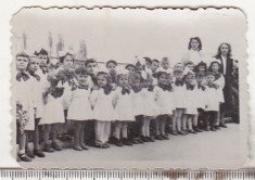 bnk foto Copii de gradinita la eveniment - anii `60