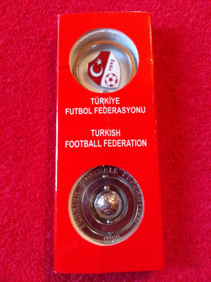 Breloc fotbal si insigna - Federatia de Fotbal din TURCIA foto