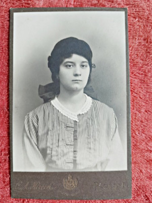 Fotografie tip CDV, tanara cu basca, inceput de secol XX foto