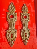 H390-Pereche SHIELDURI-shilduri-Aparatori vechi bronz masiv stil Baroc stare foarte buna.