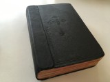 BIBLIA CU TRIMETERI- INTERBELICA.SOCIETATEA BIBLICA. DIMENS.20,5 X 13,5 X 4,5CM