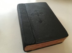 BIBLIA CU TRIMETERI- INTERBELICA.SOCIETATEA BIBLICA. DIMENS.20,5 X 13,5 X 4,5CM