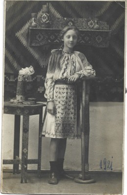P2248N T&amp;acirc;nără &amp;icirc;n port popular rom&amp;acirc;nesc, mobilă și vase &amp;icirc;n stil neorom&amp;acirc;nesc, studio Rembrandt, Iași, 1921 foto