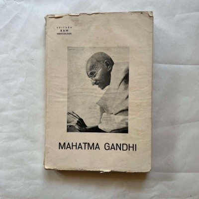 Mahatma Gandhi la lucru - Din istoria vietii sale foto