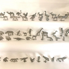 O colecție de animale din metal din anul 1930