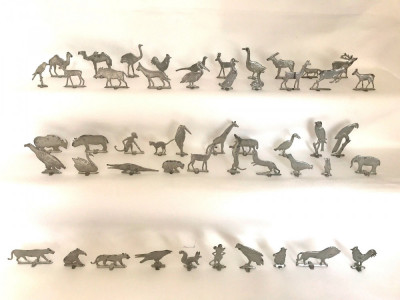 O colecție de animale din metal din anul 1930 foto