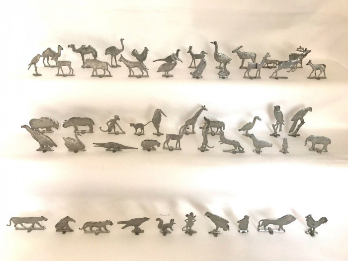 O colecție de animale din metal din anul 1930