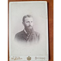 Fotografie barbat cu barba si mustata, pe carton, sfarsit de secol XIX