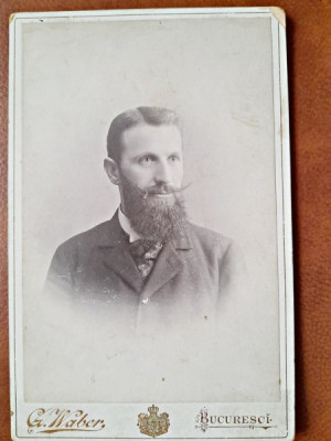 Fotografie barbat cu barba si mustata, pe carton, sfarsit de secol XIX foto