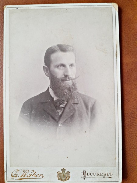 Fotografie barbat cu barba si mustata, pe carton, sfarsit de secol XIX