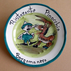 1987 Farfurie colectie pictata manual Ristorante Pinocchio, Borgomanero Italia