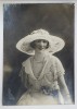 STUDIO FOTO EMERA , PARIS , TANARA CU PALARIE ALBA CU PRET SI DESCRIERE PE VERSO, FOTOGRAFIE PENTRU CASA DE MODA &#039; VERLAINE &#039; , INTERBELICA