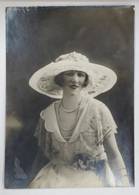 STUDIO FOTO EMERA , PARIS , TANARA CU PALARIE ALBA CU PRET SI DESCRIERE PE VERSO, FOTOGRAFIE PENTRU CASA DE MODA &amp;#039; VERLAINE &amp;#039; , INTERBELICA foto