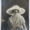 STUDIO FOTO EMERA , PARIS , TANARA CU PALARIE ALBA CU PRET SI DESCRIERE PE VERSO, FOTOGRAFIE PENTRU CASA DE MODA &#039; VERLAINE &#039; , INTERBELICA