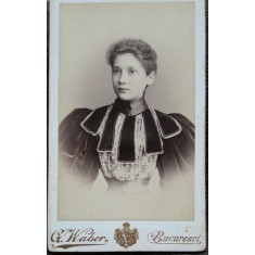 Fotografie tip CDV, femeie cu parul strans, 1896