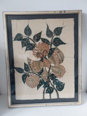 Tablou impremeu pe material textil batik indonezian, Saliya, Fluture pe planta cu flori si frunze, inramat si sub sticla, rama lemn, 57x45x3cm