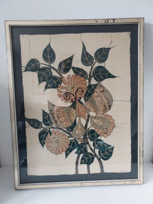 Tablou impremeu pe material textil batik indonezian, Saliya, Fluture pe planta cu flori si frunze, inramat si sub sticla, rama lemn, 57x45x3cm foto