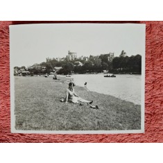 Fotografie, Stella, mama lui Geo (dr. Litarczek, parintele radiologiei romanesti) pe malul Thamisei, 1924, la studii la Londra