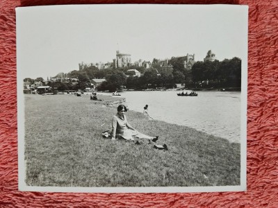 Fotografie, Stella, mama lui Geo (dr. Litarczek, parintele radiologiei romanesti) pe malul Thamisei, 1924, la studii la Londra foto