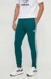 Cumpara ieftin Adidas Originals pantaloni de trening culoarea verde, cu imprimeu IR9886