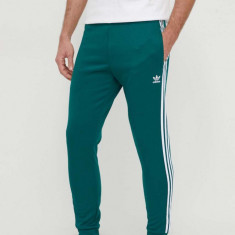 adidas Originals pantaloni de trening culoarea verde, cu imprimeu IR9886