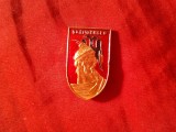 Insigna veche Albania - Skenderbeu - Gjergj Kastrioti Sk&euml;nderbeu conducator militar albanez , metal si email , h=2,2cm