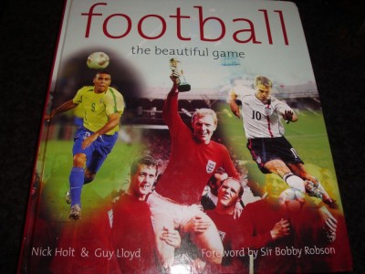 Nick Holt /G.Lloyd-Fotbal - Football the beautiful game -2002 - text in engleza foto