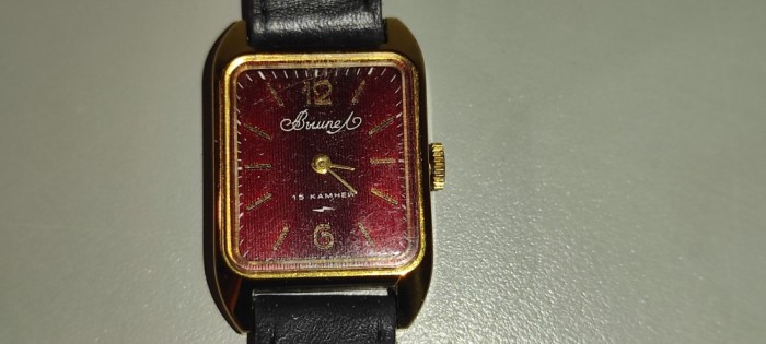 Ceas de mana mecanic made in belarus functioneaza perfect diametrul la geam 20 x 25 mm include curea