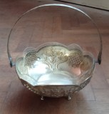 Tavă, coș &icirc;n stil rococo, cu m&acirc;ner, metal placat cu argint și inserție de sticlă, din 1900