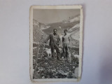 Fotografie tip CP din Rom&acirc;nia cu 2 bărbați la munte