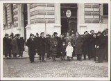 P255 Veterani rom&acirc;ni de război din Primul Război Mondial &icirc;n fața Liceului &bdquo;Emanuil Gojdu&rdquo; din Oradea, anii 1930