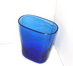 Vază ovală, cristal albastru saphire, suflată manual - design Monica Bratt, Reijmyre Glasbruk, Sweden
