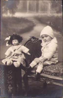 HST P1241 Poză copil cu păpușă 1927 Rom&amp;acirc;nia interbelică foto