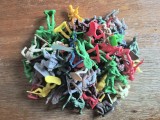 Lot 55 figurine vintage de plastic, indieni, cowboy,militari... / C1DP