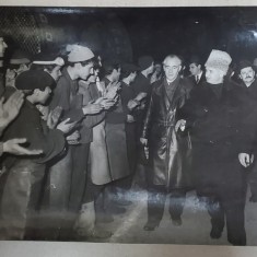 NICOLAE CEAUSESCU , ILIE VERDET , GHEORGHE CIOARA , IN VIZITA DE LUCRU LA O INTREPRINDERE , FOTOGRAFIE DE PRESA , ANII ' 70