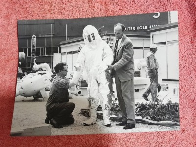 Fotografie, O armură pentru Salamender ce va fi expusă la Expoziția Internațională a Petrolului inter-oil, 1963 foto