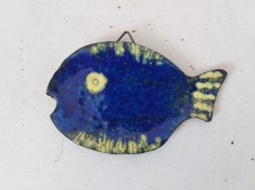 Peste de metal (cupru) emailat , albastru si galben, cu agatatoare pentru perete, 12x7.5cm, vintage, vechi, arta metal