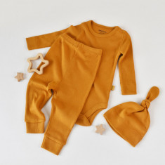 Set 3 piese: body cu maneca lunga, pantaloni lungi si caciulita din bumbac organic si modal - Mustar, BabyCosy (Marime: 3-6 Luni)