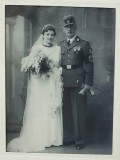 OFITER GERMAN IN UNIFORMA , CU ZVASTICA PE BRAT , CU SOTIA IN ZIUA CASATORIEI , FOTOGRAFIE INRAMATA , ANII &#039;30