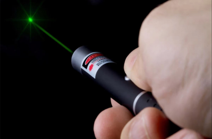 LASER POINTER tip Stilou Pix raza Verde 2000 mW + Cap 3D + 2 baterii