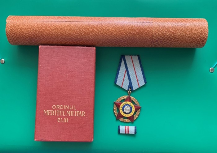 ORDINUL MERITUL MILITAR CL.3 RSR, CU CUTIE, BARETA SI BREVET IN ETUI